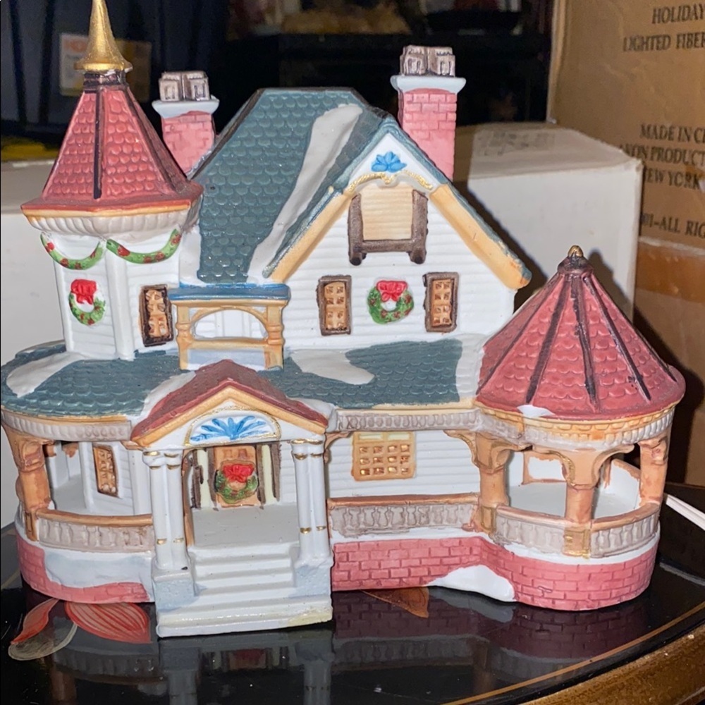 BX49 Vintage Lemax Holiday Village House with Red and Green Accents - Picture 3 of 10